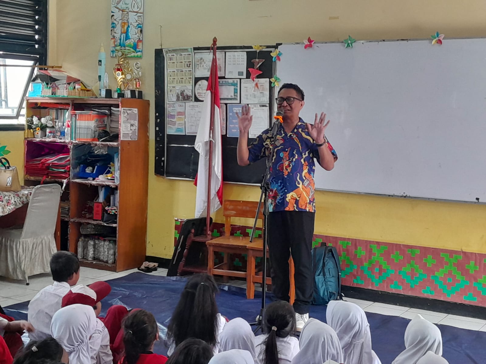 Wisata LiterAsyik Ke SDN Malaka Jaya 12